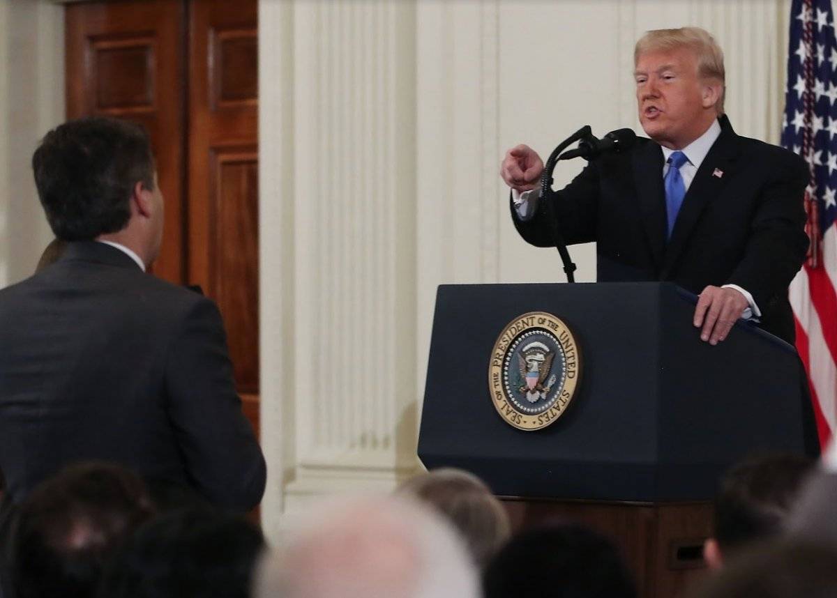 Donald Trump discute con Jim Acosta