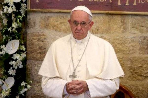 Vaticano pide explicaciones a Instagram tras like de cuenta del papa Francisco a foto de modelo en bikini