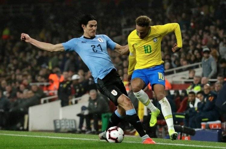 El duro cruce de Neymar y Cavani en el amistoso entre Brasil vs Uruguay