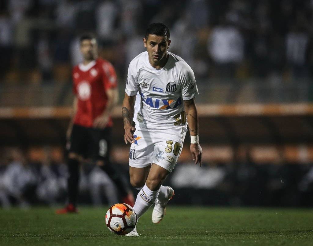 Derlis González, hoy en el Santos, ya parece experimentado en Paraguay / Foto: Getty Images