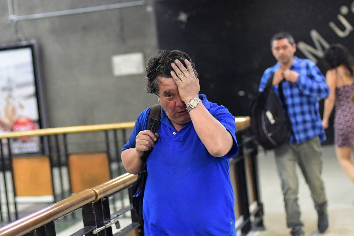 Metro Baquedano aún tiene olor a lacrimógena. Agencia UNO