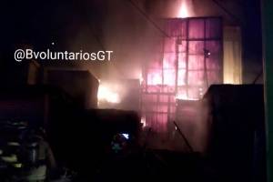 Incendio consume locales en el mercado de Chimaltenango