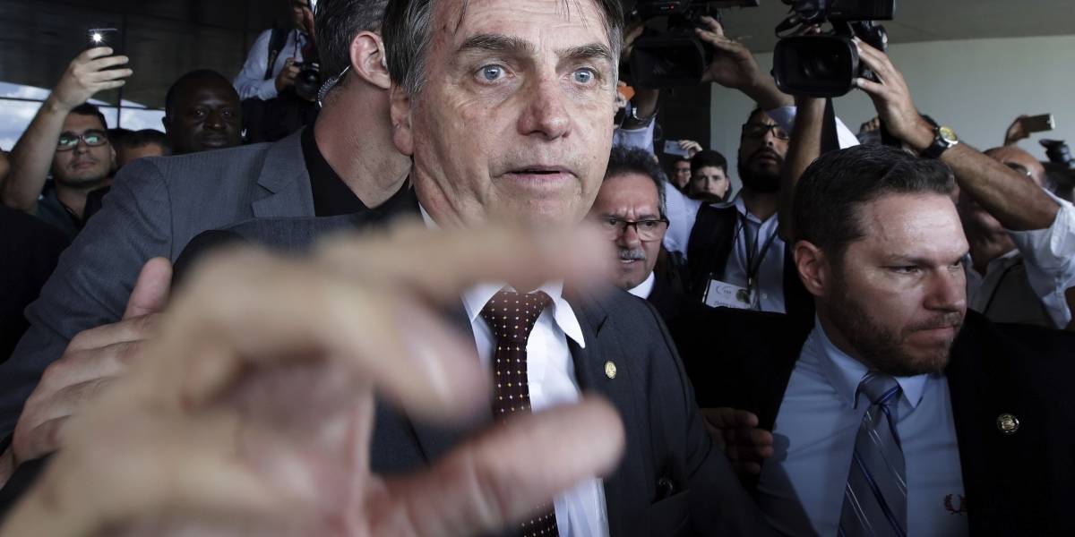 Bolsonaro no puede admitir a médicos cubanos