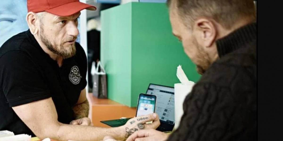 Como perros: Cada vez más compañías implantan chips en sus trabajadores