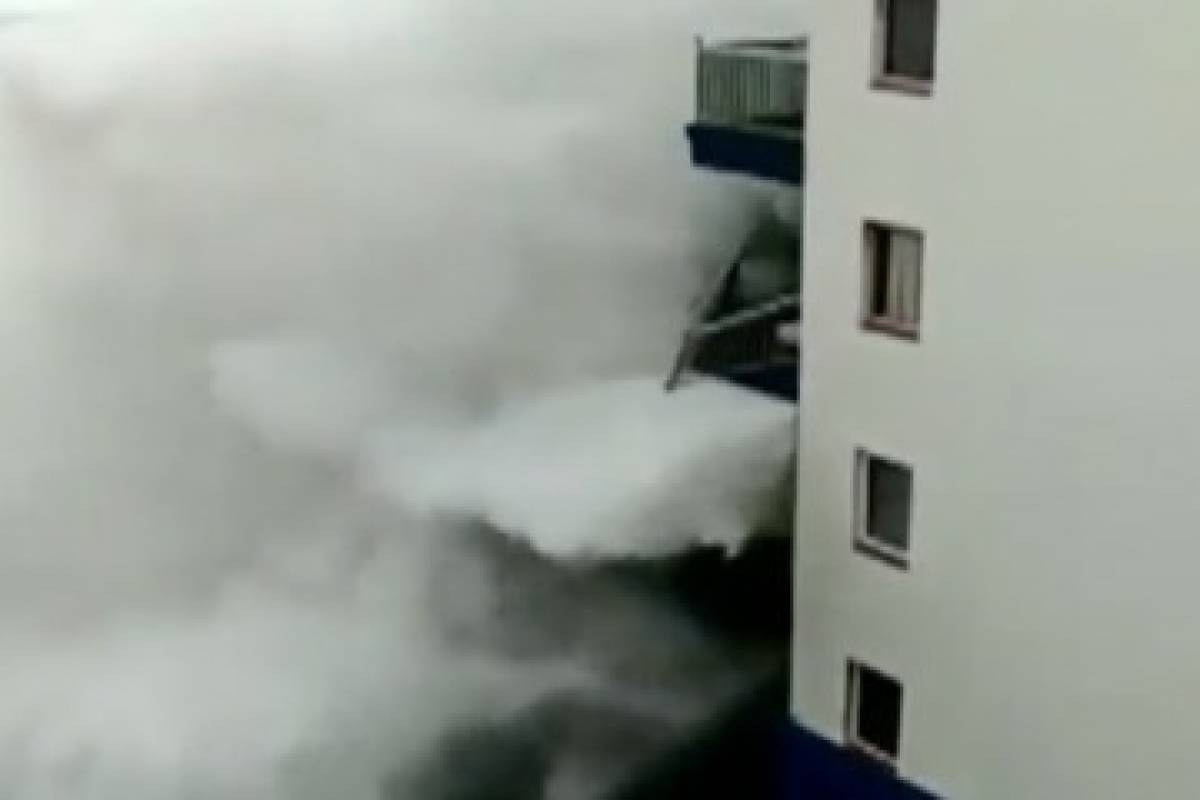 Una gran ola destroza varios balcones de un edificio en Tenerife — VIDEOS Una gran ola destroza varios balcones de un edificio en Tenerife — VIDEOS