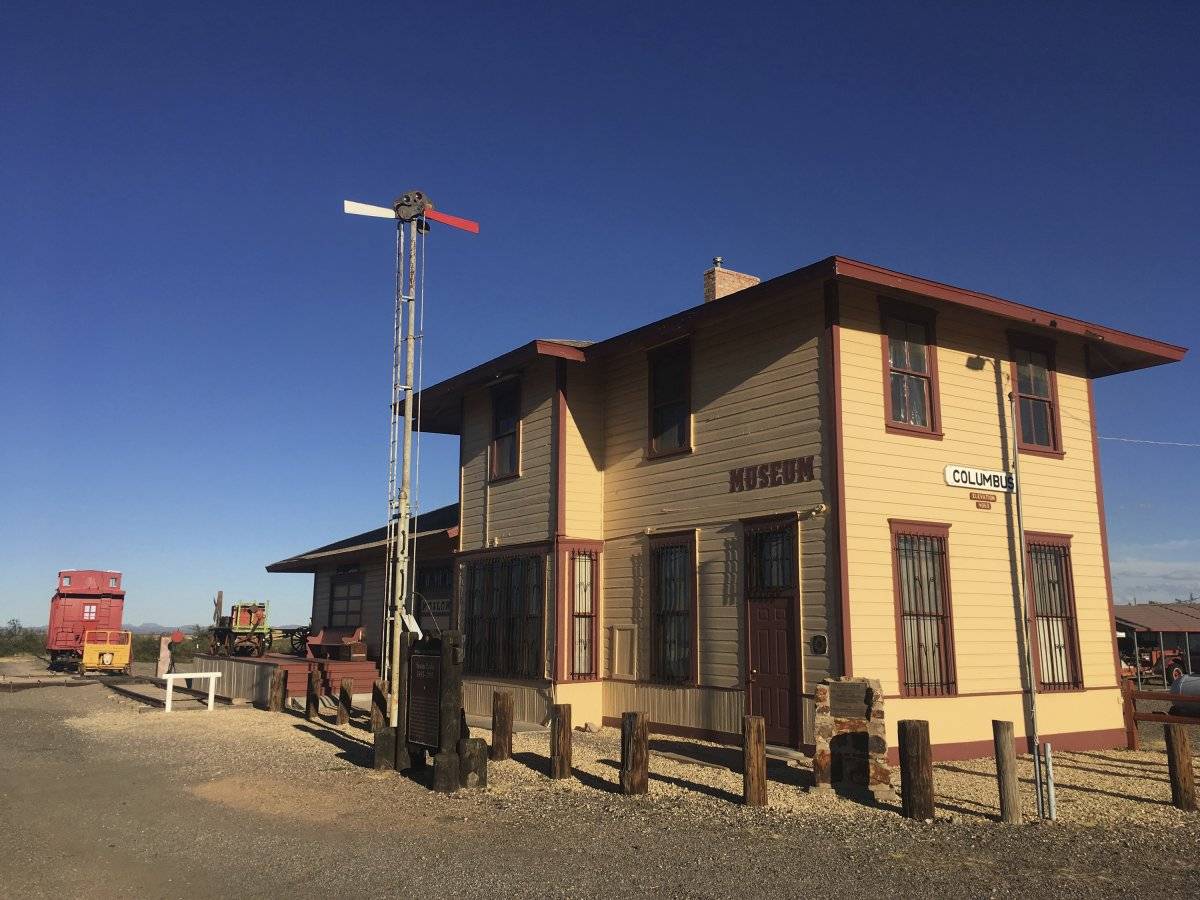 la histórica estación de ferrocarril en Columbus, Nuevo México, que una vez fue blanco del revolucionario mexicano Pancho Villa,