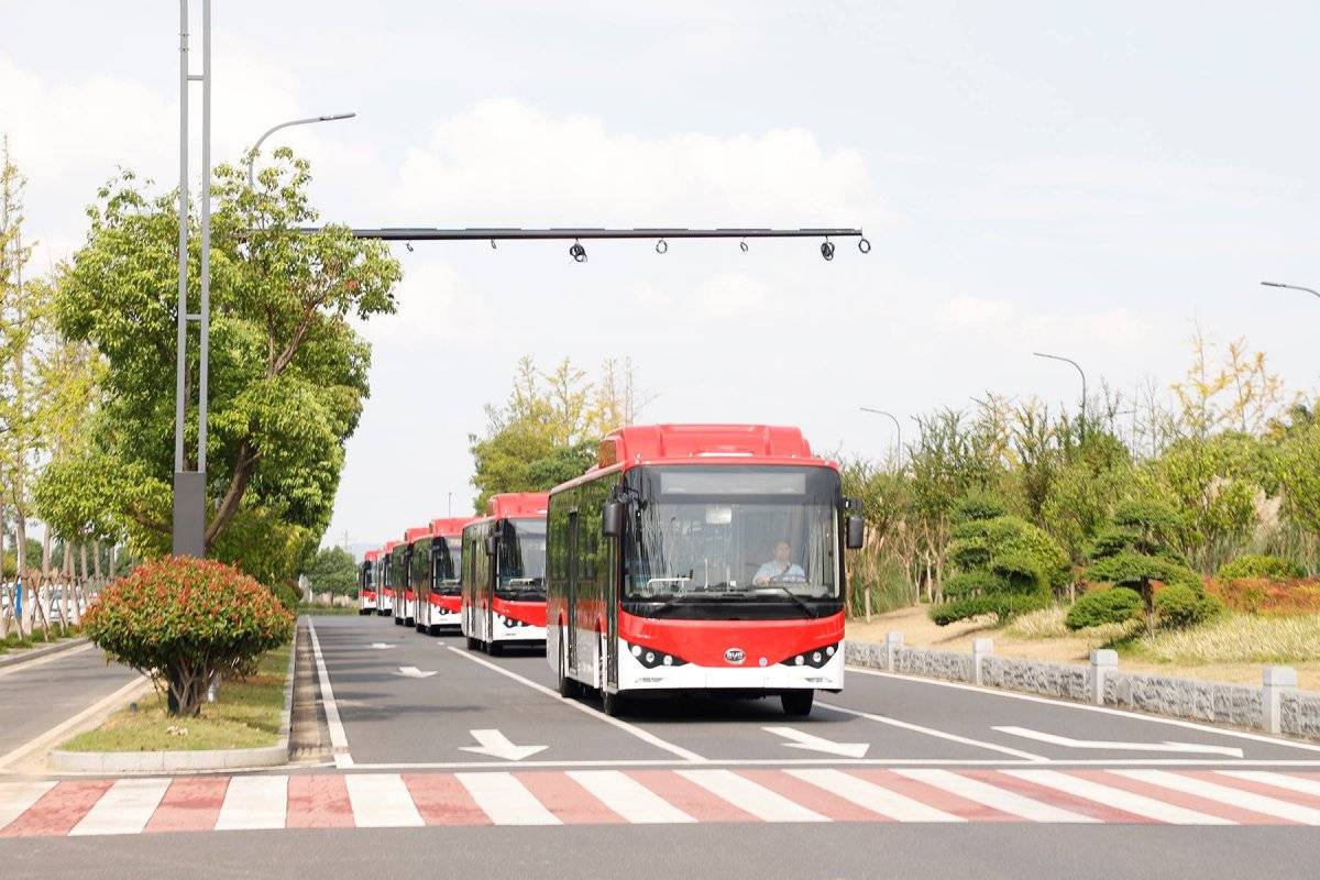 Los buses eléctricos viajaron desde Shanghai en un barco