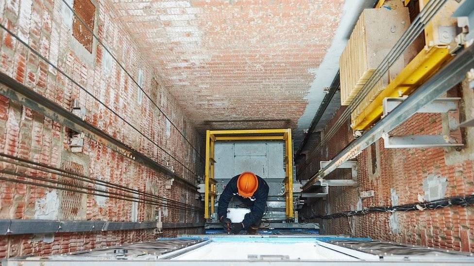 104435593liftworker-a09038430eae153e8642cc1e25851c70.jpg