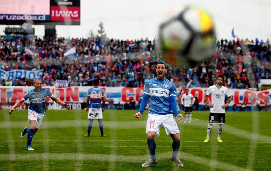 Luciano Aued fue el hombre encargado de los penales en la UC. En el clásico ante Colo Colo marcó por esa vía / Foto: Agencia UNO