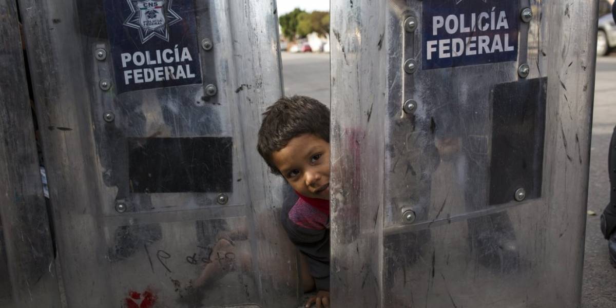 Caravana migrante divide a Tijuana