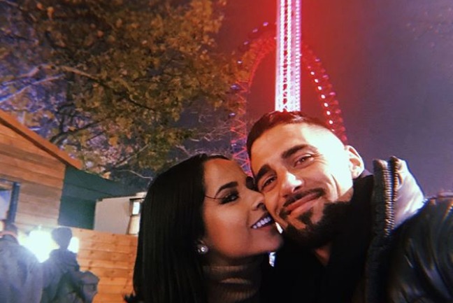 Becky G y su novio desbordan amor en Londres
