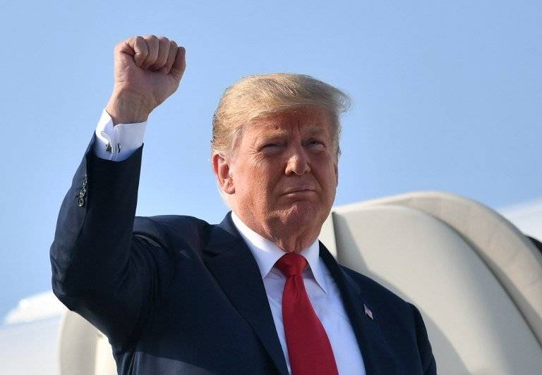 Donald Trump levantando el puño
