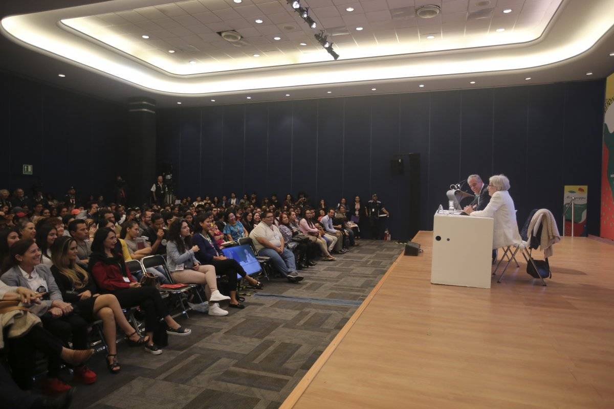 Comparte Ida Vitale su su vida con mil jóvenes