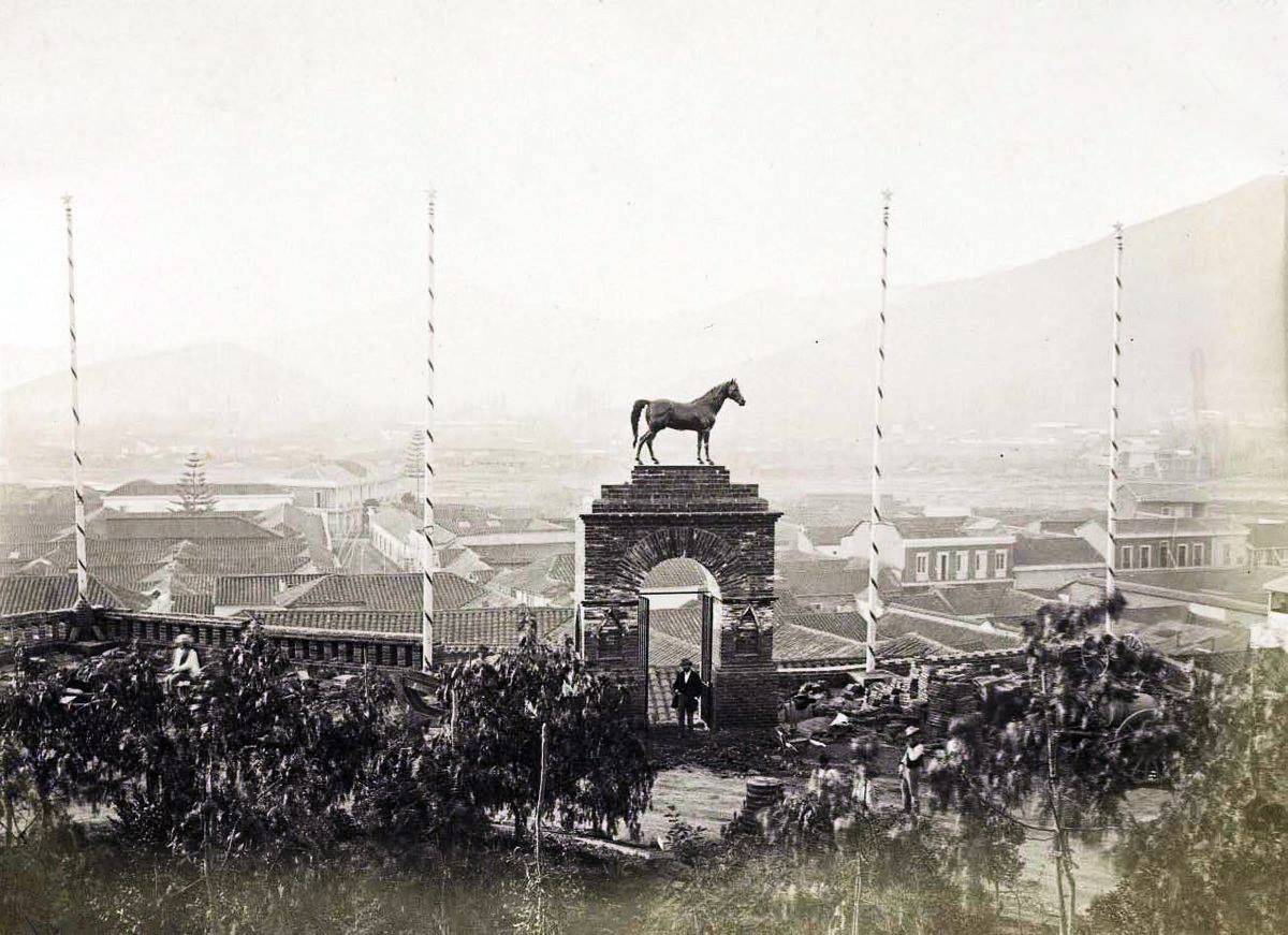 El Portal del Caballo del Cerro Santa Lucía que se perdió desde aproximadamente 1905. Foto: Gentileza Alberto Sironvalle