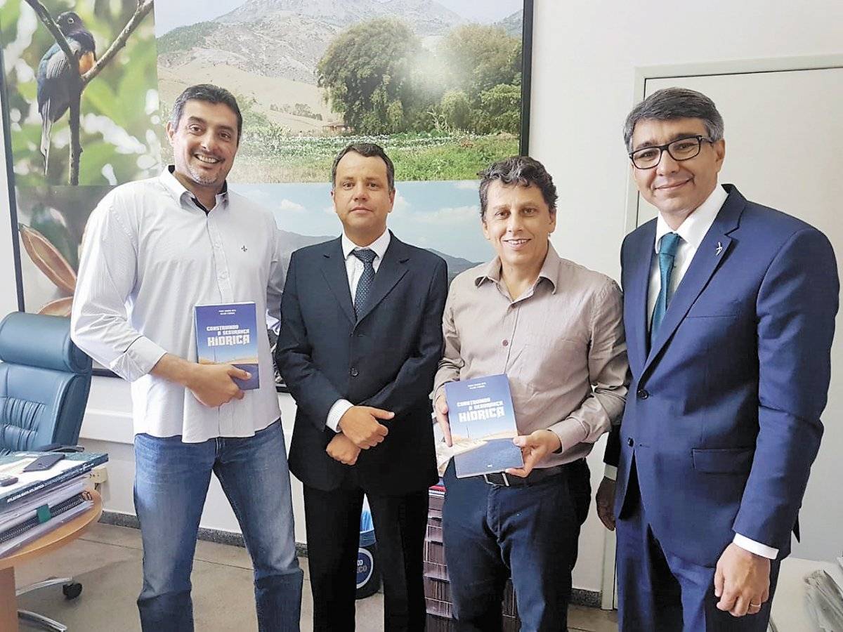 Diretor-presidente do Iema, Sérgio Fantini de Oliveira, o professor Valmir Pedrosa, o secretário de Meio Ambiente, Aladim Cerqueira, e o gerente-geral de Sustentabilidade da ArcelorMittal, João Bosco Reis
