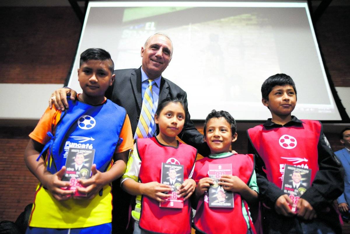 Durante su segunda visita a Guatemala, Stoichkov compartió con niños que participan en los programas de la Fundación del Café. |edwin bercián