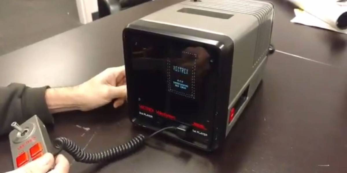 Museo Nacional de Videojuegos muestra una consola Mini Vectrex funcionando