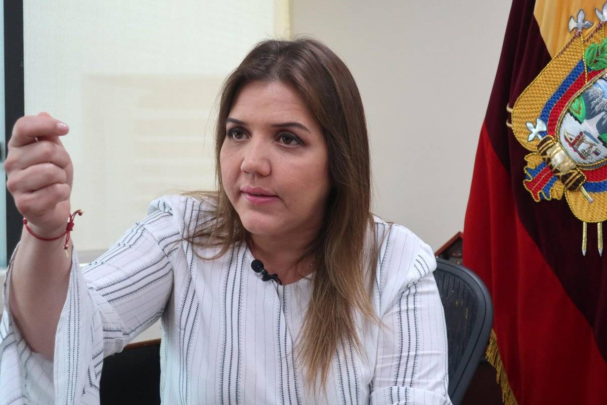 Alejandra Vicuña se regresó a trabajar al SRI