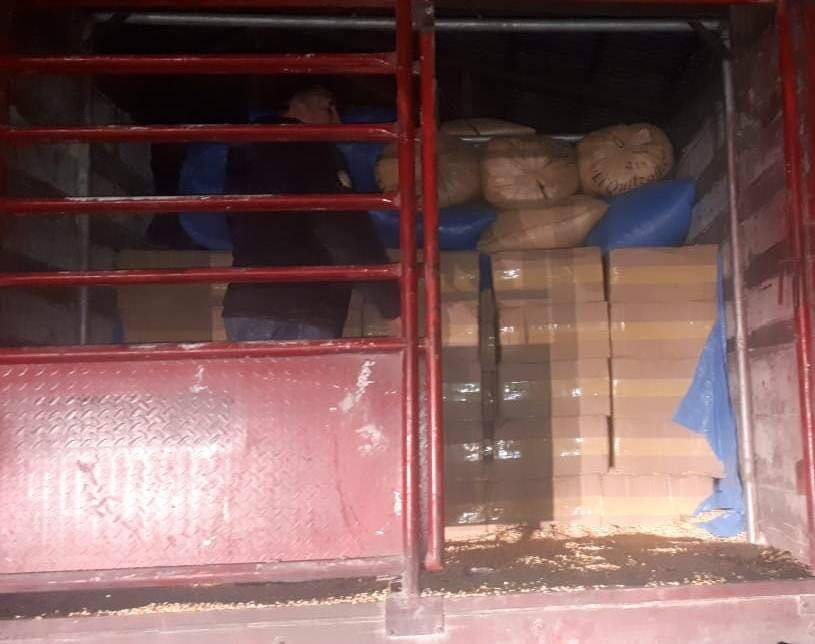 Contrabando de cigarrillos oculto en maíz en El Progreso
