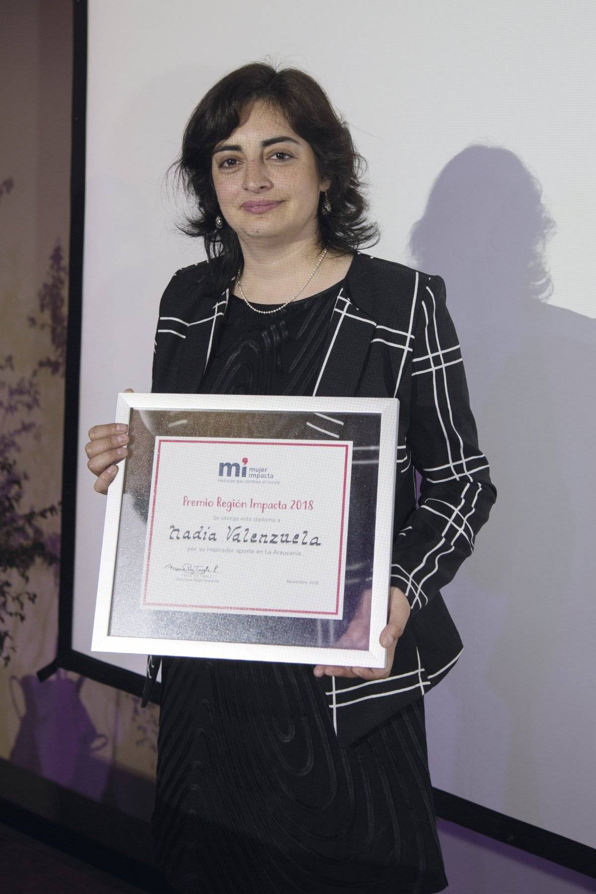 mujer impacta