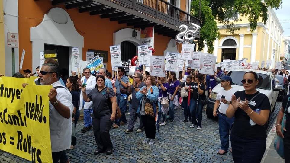 Decenas de dentistas marcharon hoy hasta La Fortaleza. / Foto: Facebook