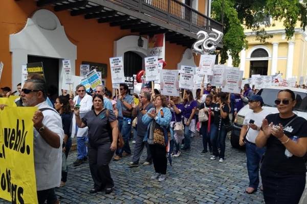 Decenas de dentistas marcharon hoy hasta La Fortaleza. / Foto: Facebook