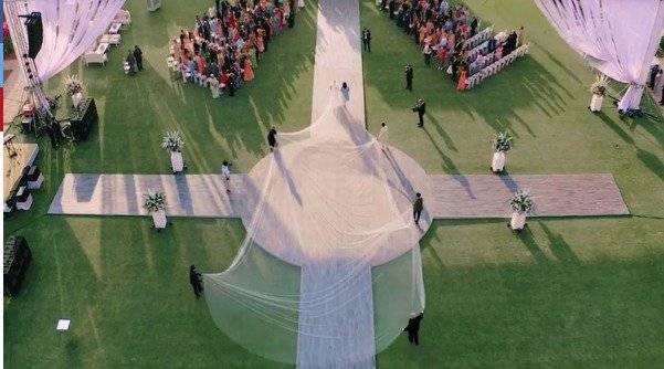 Priyanka Chopra lució un vestido blanco de Ralph Lauren con un velo de 75 pies de largo