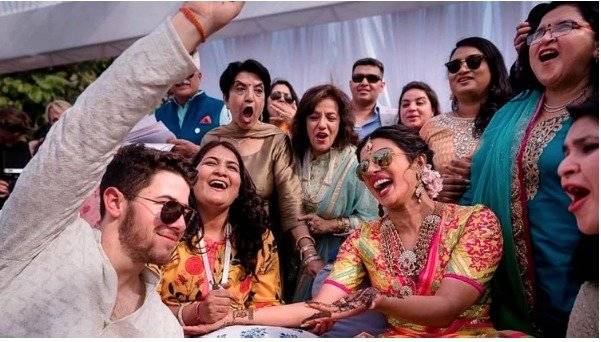 Nick Jonas y Priyanka Chopra en la ceremonia Mehendi (Raindrop Media via AP)