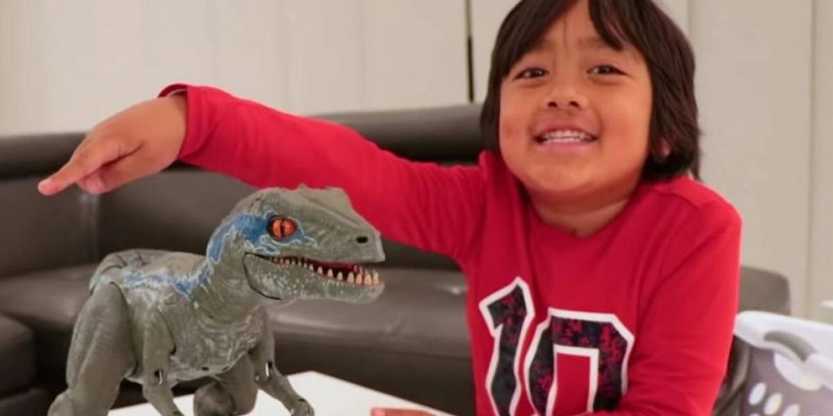 Este pequeño de 7 años gana 22 millones de dólares al año haciendo reviews de juguetes en YouTube