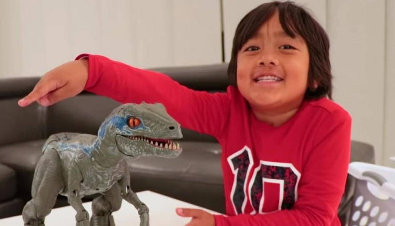 Este pequeño de 7 años gana 22 millones de dólares al año haciendo reviews de juguetes en YouTube Este pequeño de 7 años gana 22 millones de dólares al año haciendo reviews de juguetes en YouTube