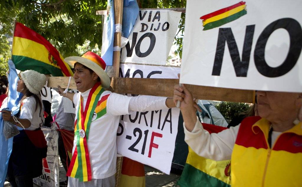 crucifixiones frente al Tribunal. AP