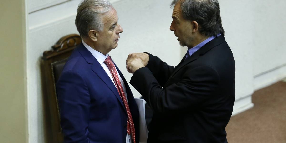 Senador Guido Girardi quiere que se creen campañas educativas en Tinder y Grindr para prevenir el VIH
