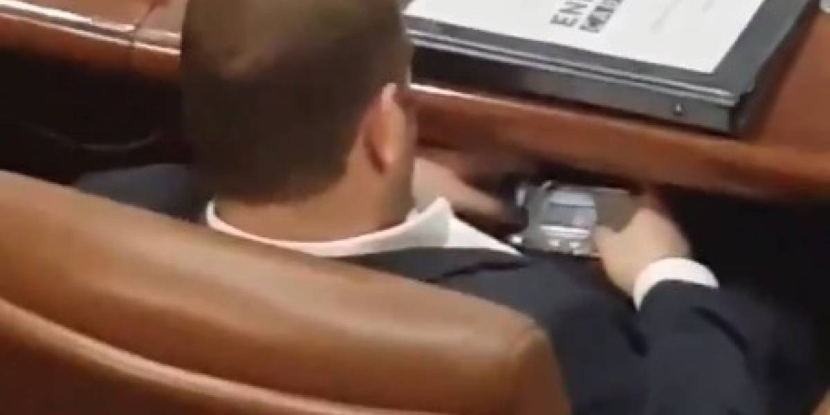 Congresista colombiano es sorprendido jugando en su celular en plena sesión