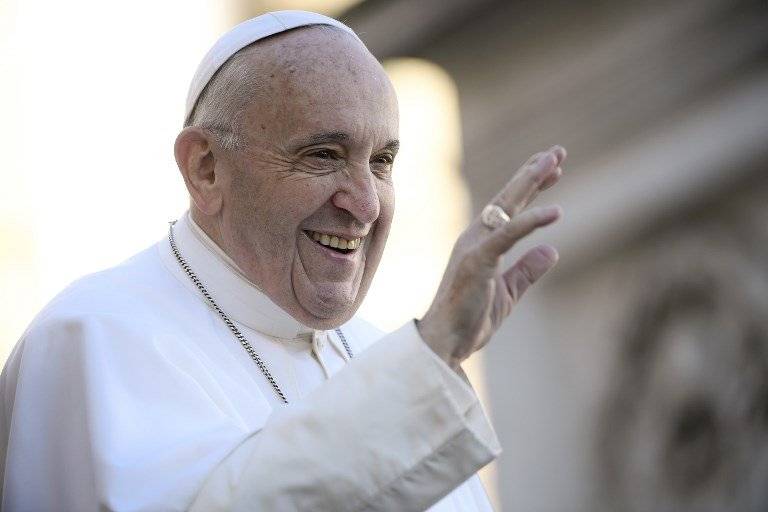Papa Francisco saludando