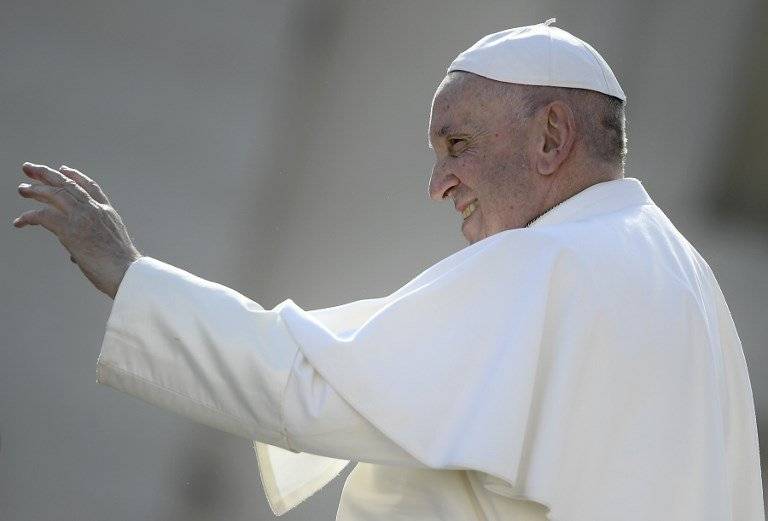 Papa Francisco saludando