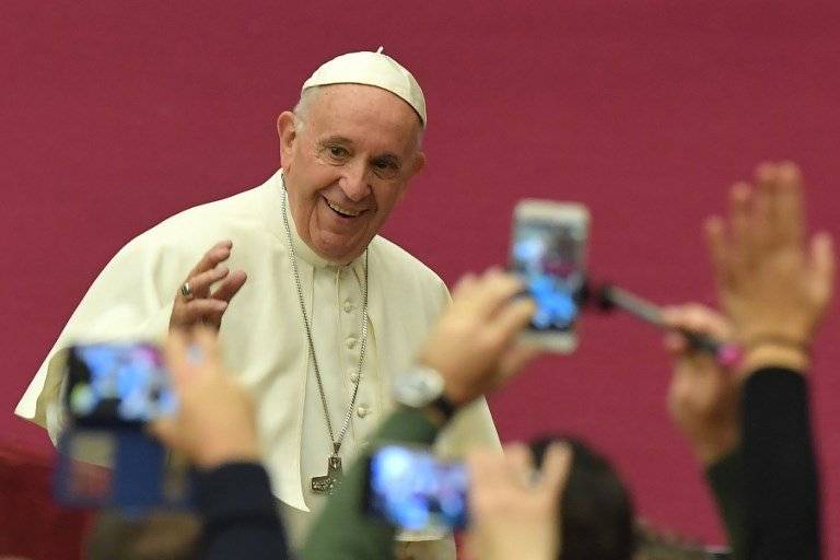 Papa Francisco saludando