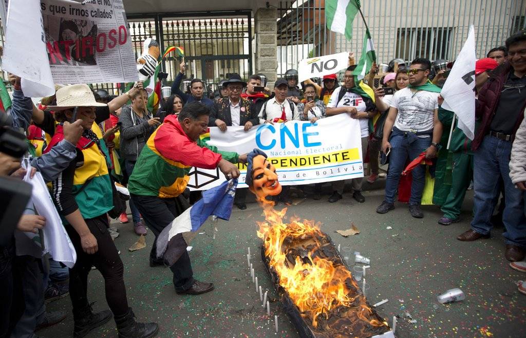 Quemaron un muñeco que representa a Evo Morales.