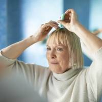 ¿Se te cae el cabello? Usa este eficaz remedio con vinagre de manzana