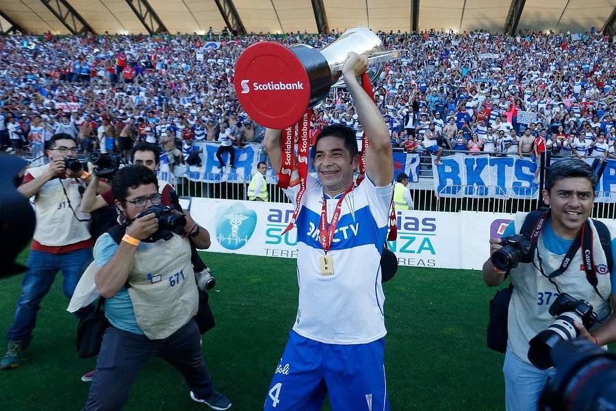 El veterano Cristián Álvarez se retiró del fútbol profesional tras levantar la copa con la UC / Foto: Photosport