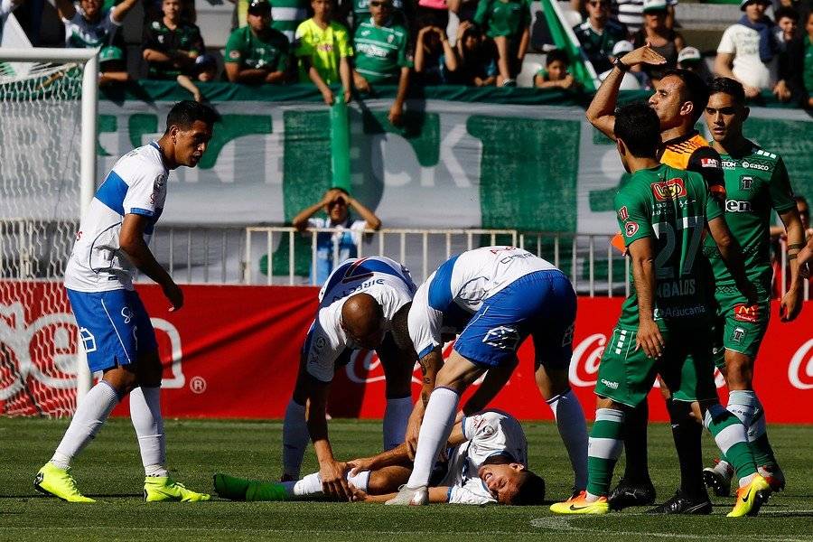 Ignacio Saavedra fue lesionado por Mathías Riquero en el duelo entre la UC y Temuco en el Germán Becker / Foto: Agencia UNO