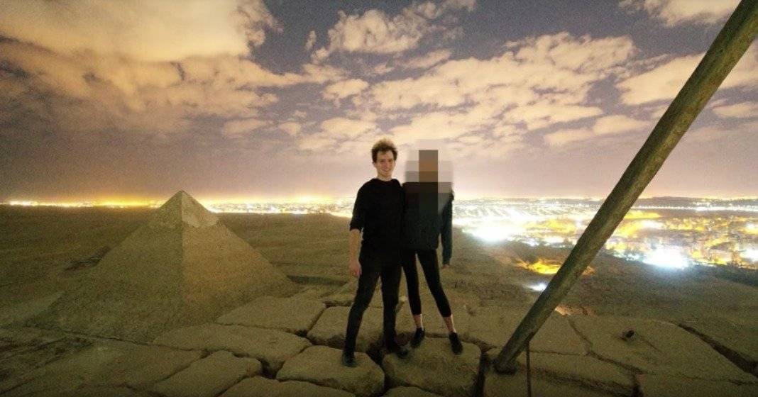 Pareja escala y se desnuda en pirámide de Egipto