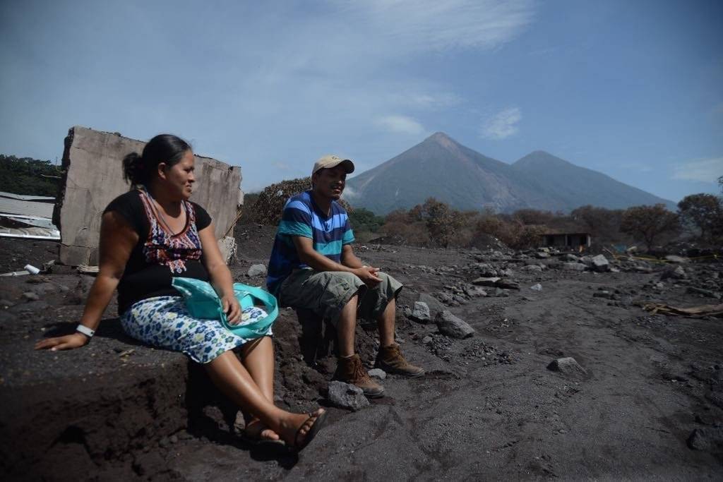 Adolfo García junto con su esposa Loida Siquinajai, regresaron a San Miguel Los Lotes, después de 30 días de la erupción del volcán de Fuego