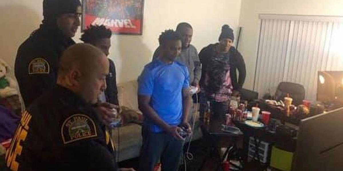 La policía acudió a una casa por queja de ruido y se quedaron a jugar Super Smash Bros. Ultimate