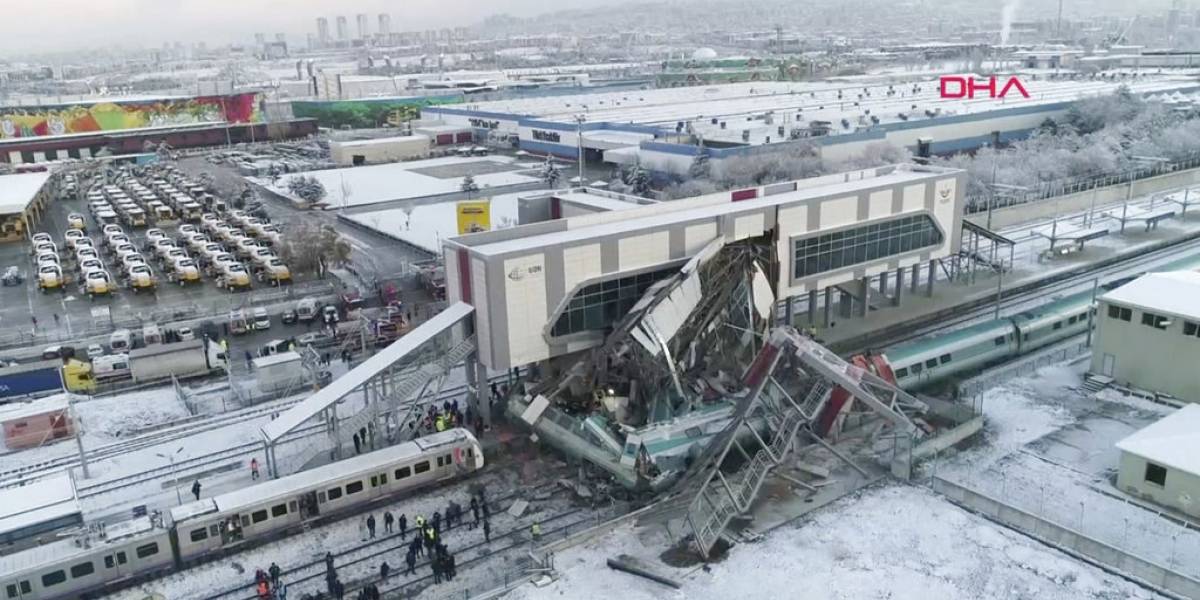 Nueve muertos tras grave choque de trenes en Turquía Nueve muertos tras grave choque de trenes en Turquía