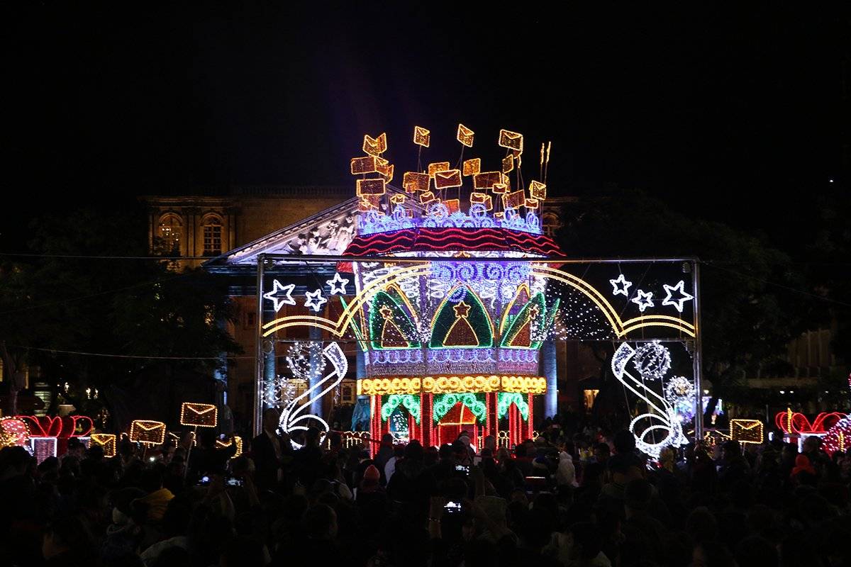 Encienden alumbrado navideño en calles y centro de Guadalajara