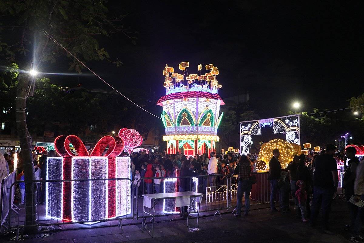 Encienden alumbrado navideño en calles y centro de Guadalajara