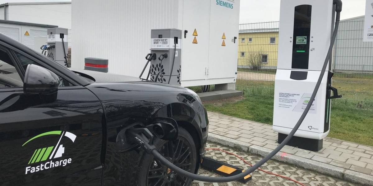 Porsche y BMW presentan cargador para coches eléctricos que ofrece 100 km de autonomía en solo 3 minutos