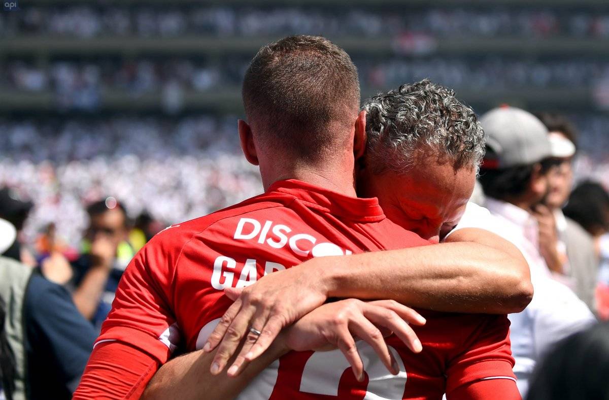 Esteban Paz abraza de emoción a Gabbarini