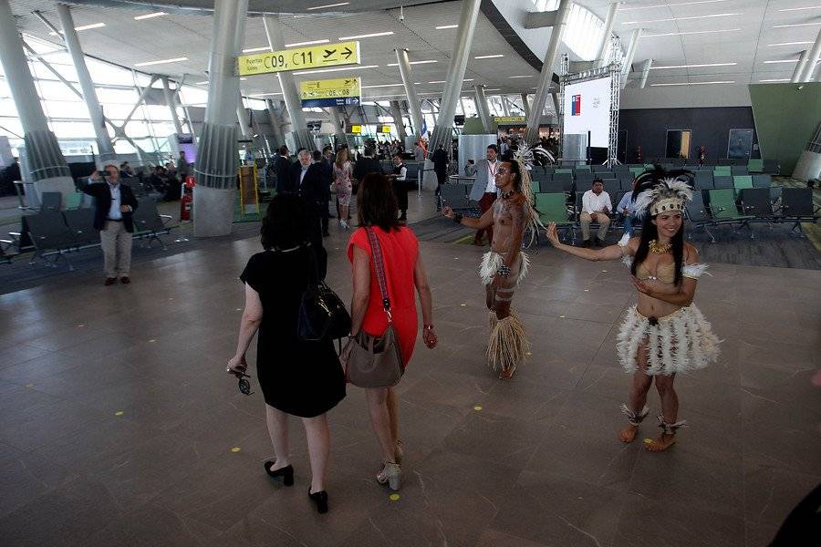 Inauguran nuevo sector del Aeropuerto con bailes de Rapa Nui / Aton Chile
