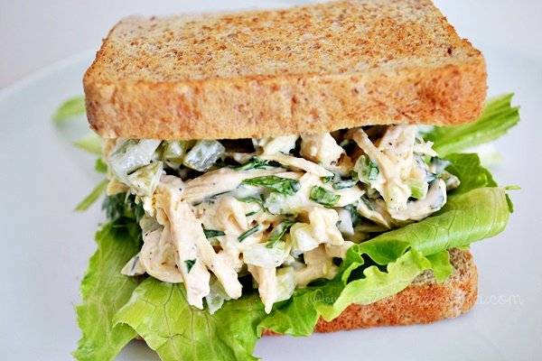 Sándwich de ensalada de pollo